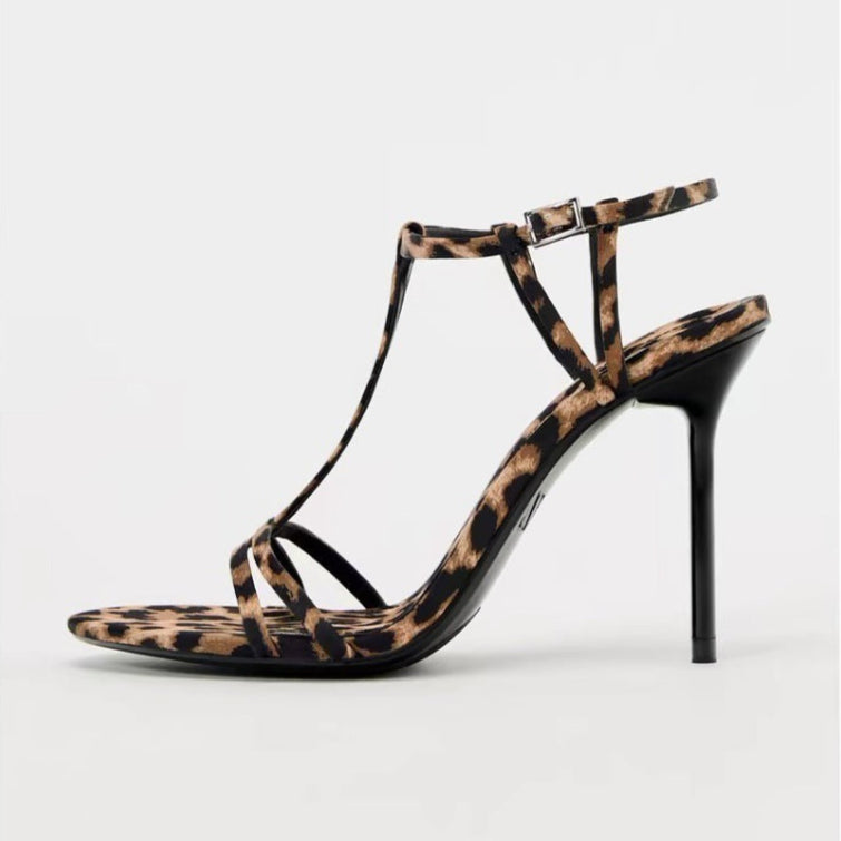 Leopard-print retro heels with round toe, ankle-strap buckle, and rubber sole in microfiber material, sizes 34–40.